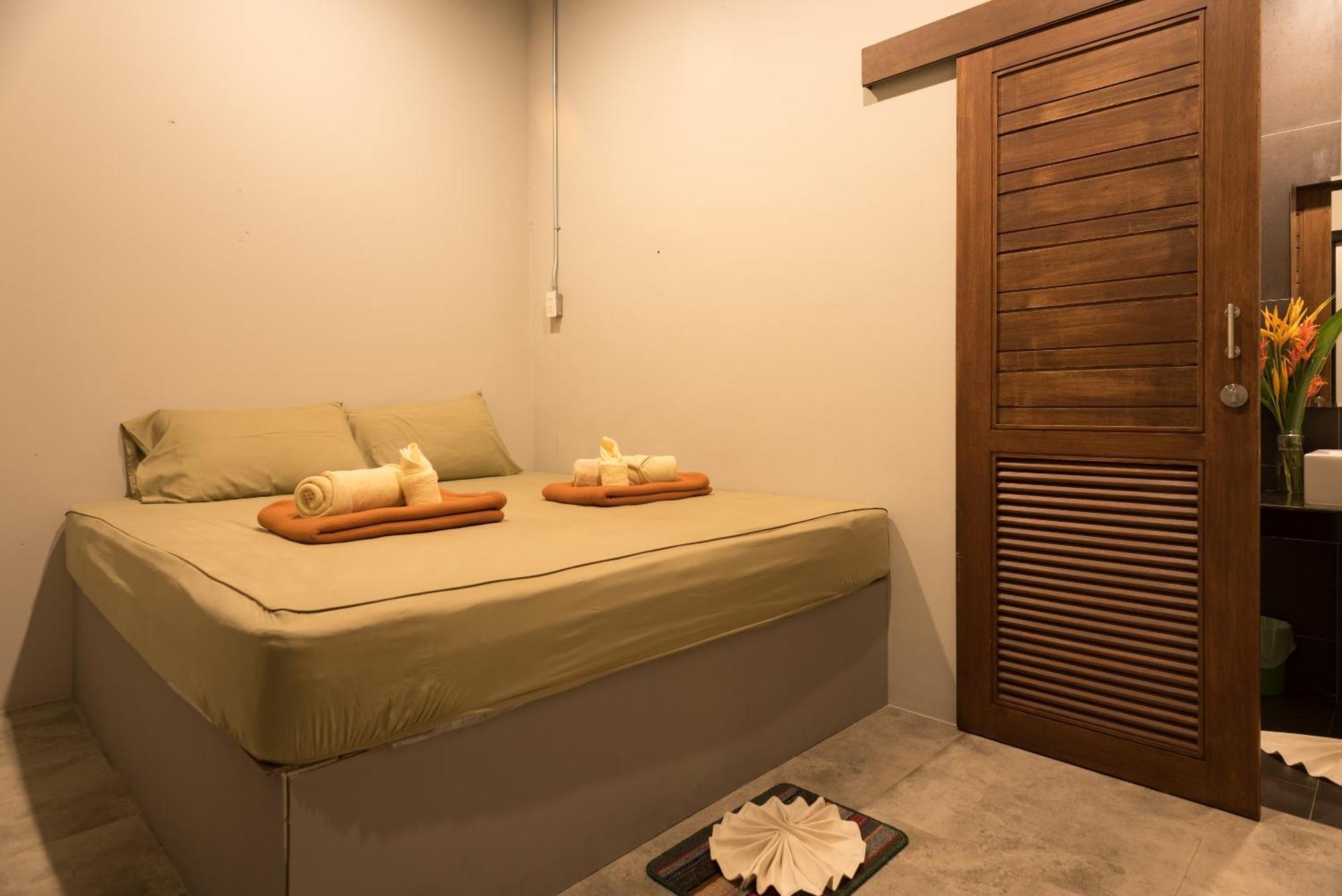 2 Rocks Boutique Hostel Baan Tai Rum bild